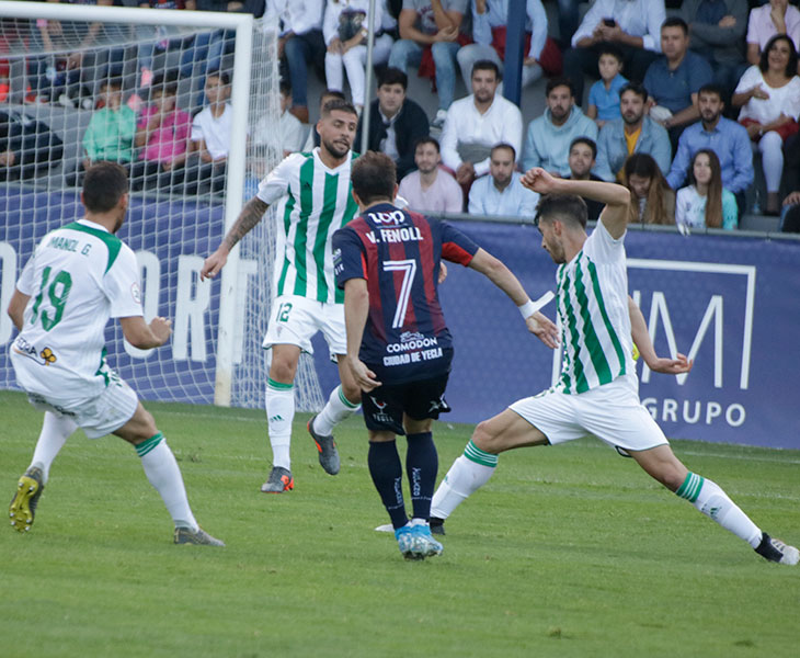 Xavi Molina cerrando para tapar la progresión de un jugador del Yeclano