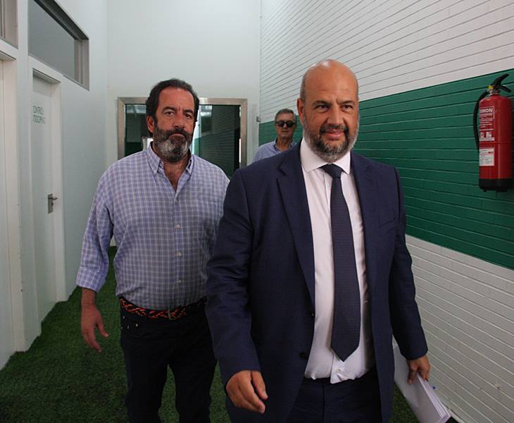 Miguel Romero y Enrique Rodríguez Zarza llegando a la sala de prensa