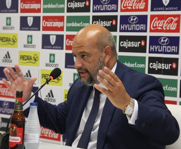 Enrique Zarza gesticulando en sala de prensa