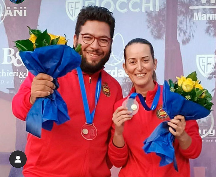 Fátima Gálvez y Alberto Fernández mostrando su medalla de oro