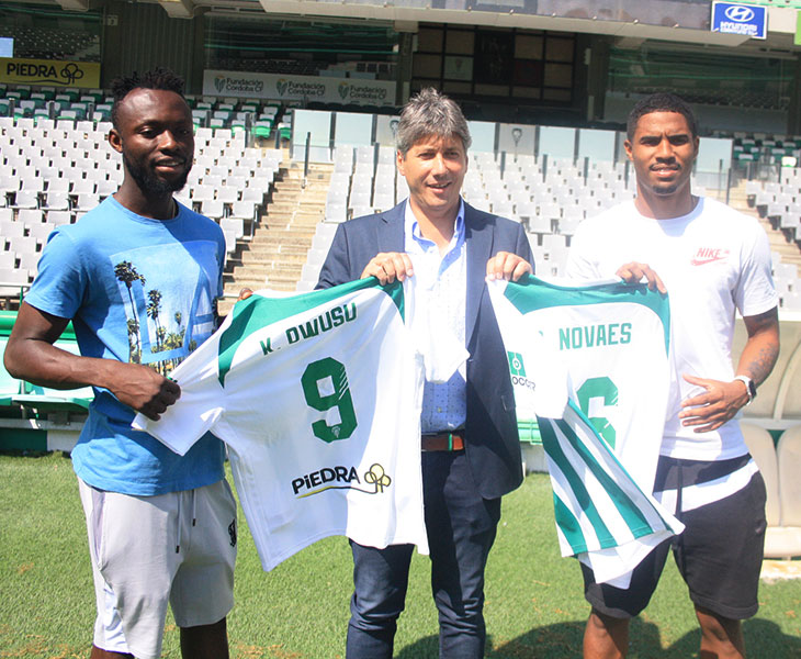 Feliz. Alfonso Serrano posando con Owusu (izquierda) y Gabriel Novaes (derecha) con sus elásticas blanquiverdes