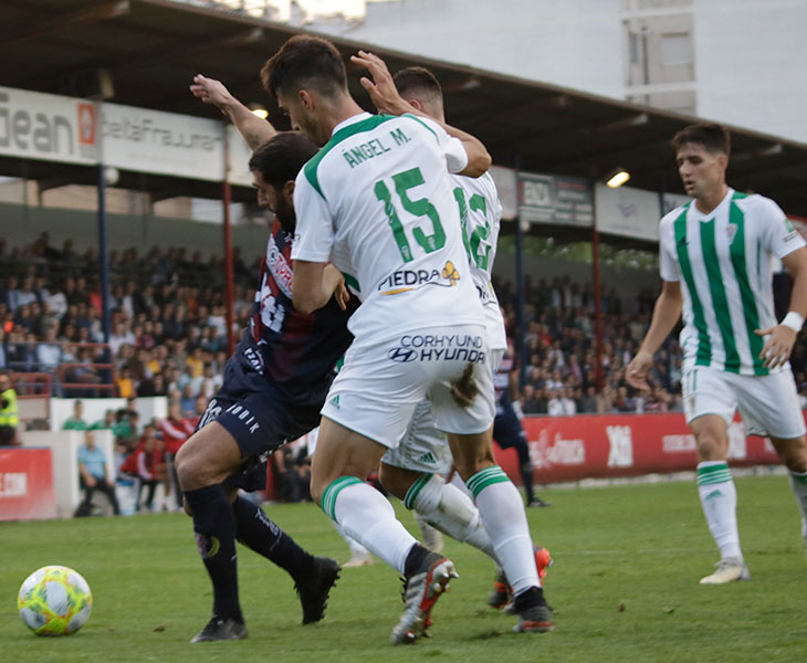 Ángel Moreno cerrando a un delantero del Yeclano