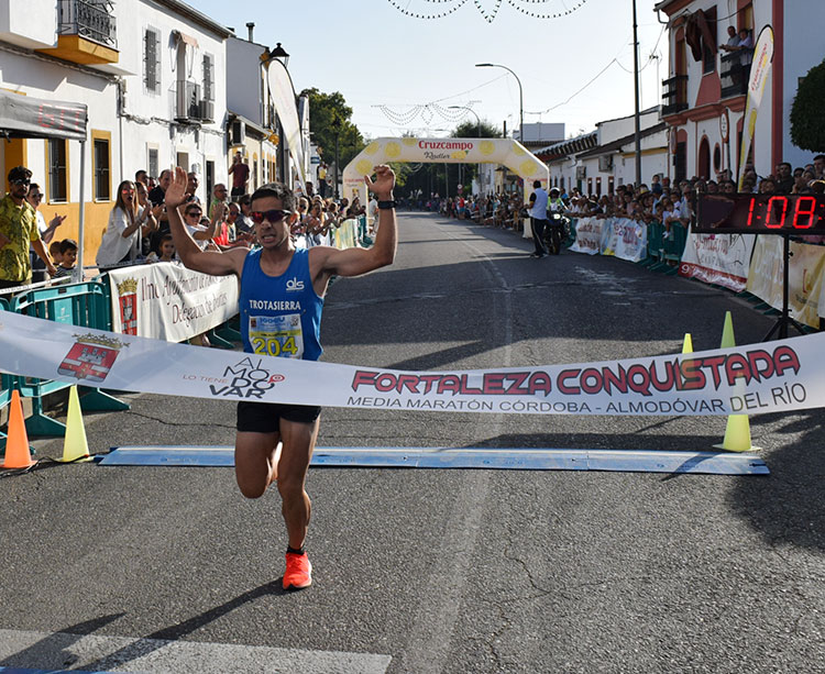 Ángel Muñoz entrando ganador en la meta de Almodóvar del Río