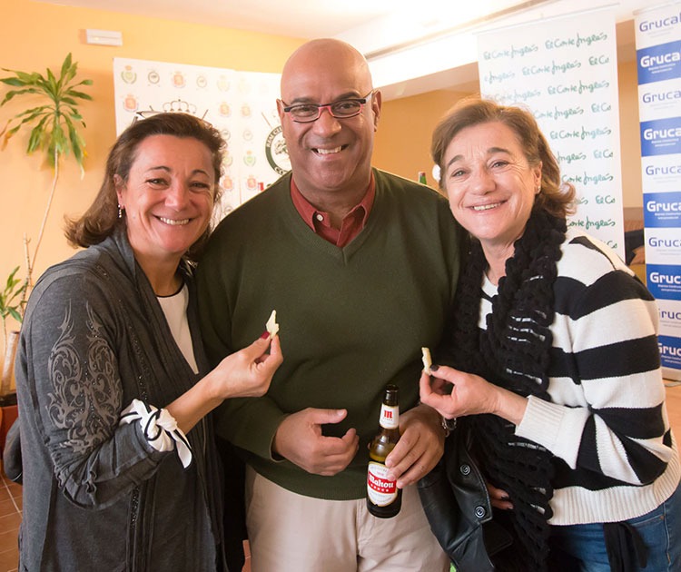 Su sonrisa. Blanca Fernández junto a Jorge Armenteros y su hermana Lola en la entrega de premios en el Real Club de Campo de Córdoba