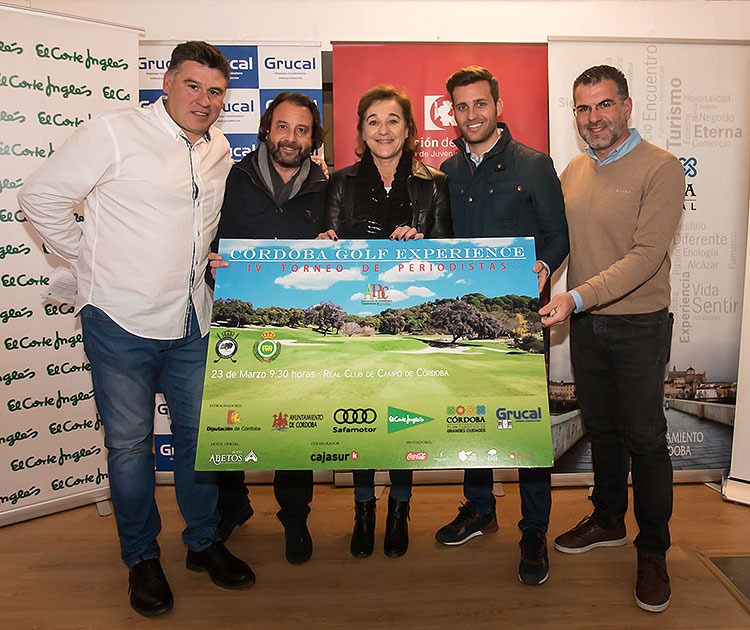 Blanca Fernández Ochoa junto a Martín Torralbo, diputado de deportes, Daniel García Ibarrola, responsable de márketing de El Corte Inglés y los organizadores del Torneo Córdoba Golf Experience sosteniendo su cartel