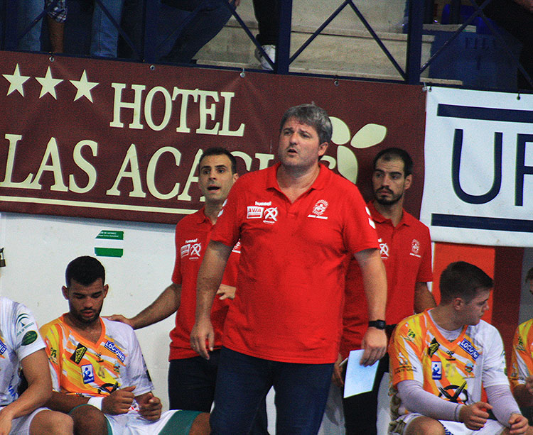 Paco Bustos sufriendo con el juego de su equipo