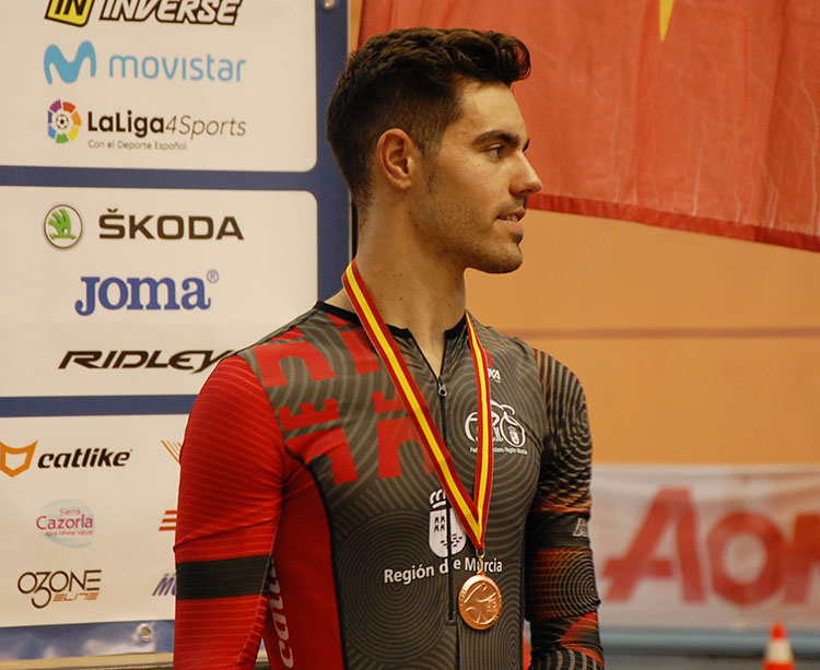 Alfonso Cabello luciendo la medalla de bronce hace un año en la que fue su primera prueba con los profesionales absolutos sin discapacidad