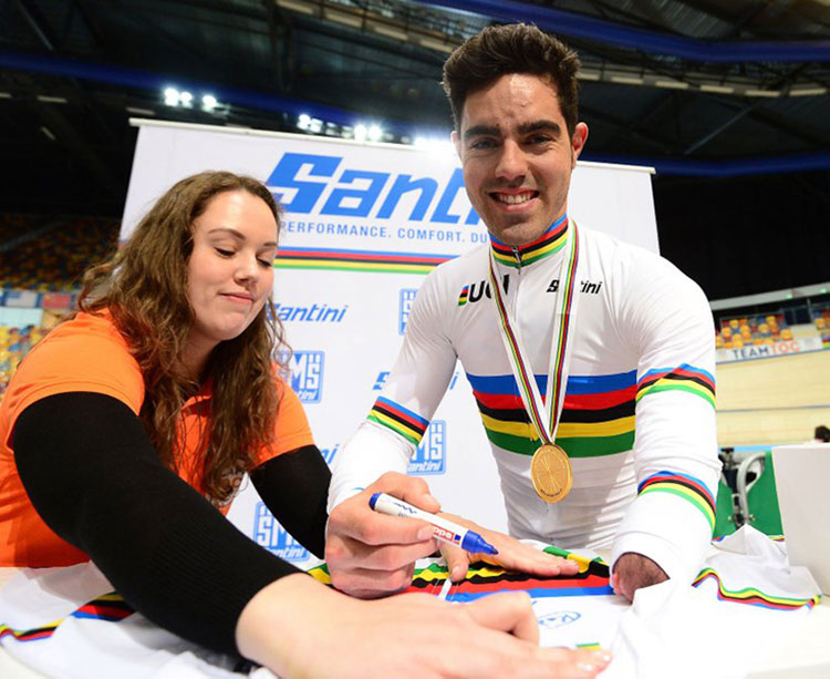 Alfonso Cabello firmando un autógrafo tras lograr su último título mundial en marzo