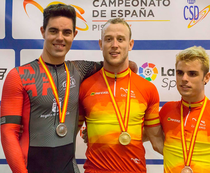 Alfonso Cabello en el podio junto al campeón Pepe Moreno y el tercer clasificado Ekain Jiménez