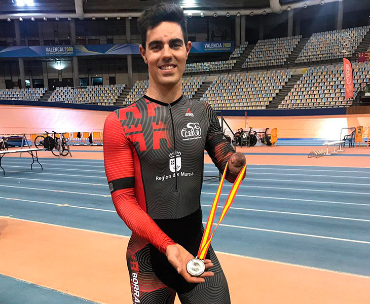 Alfonso Cabello mostrando su medalla de plata en el velódromo Luis Puig de Valencia