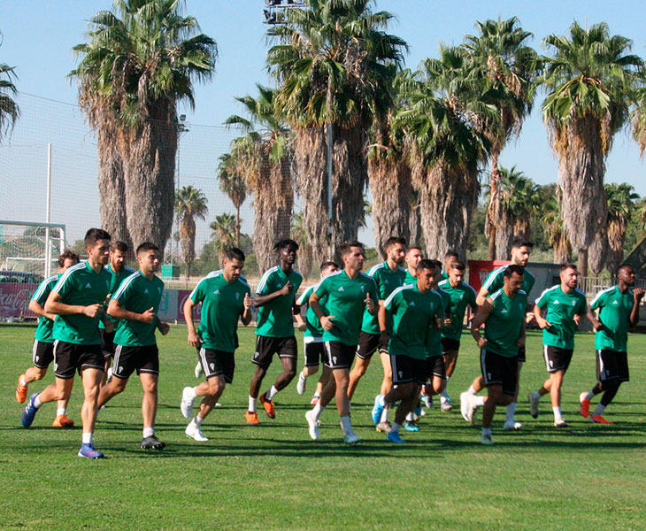 La plantilla del Córdoba CF haciendo carrera continua en el primer entrenamiento de la semana