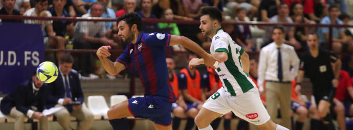 César persiguiendo a un jugador del Levante UD. Foto: F. Calabuig / Superdeporte