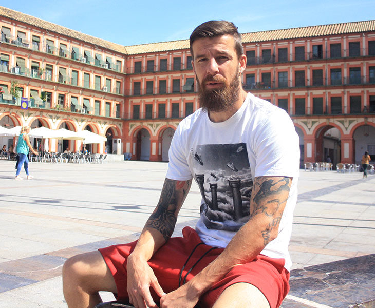 Chus Herrero posando para la cámara de Cordobadeporte.com en la Plaza de la Corredera