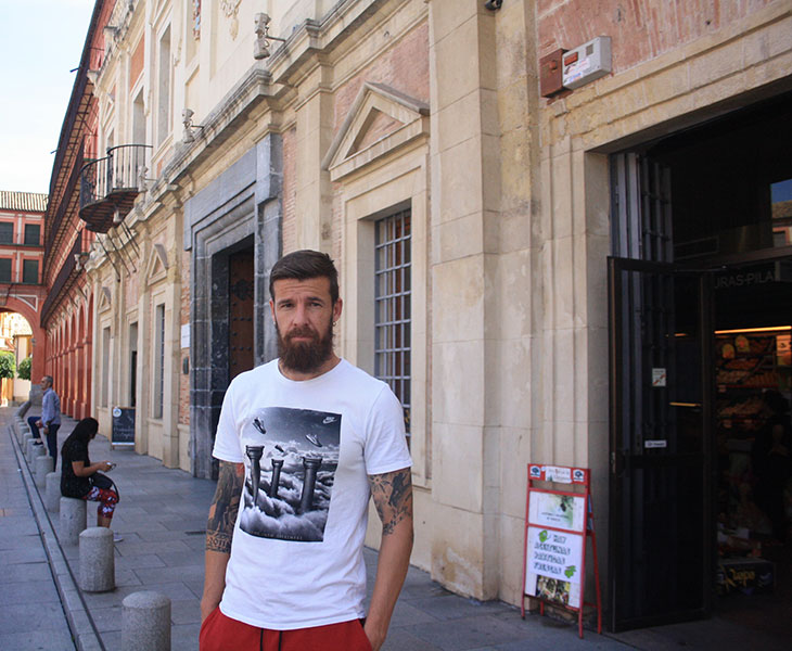 Chus Herrero en la entrada del Mercado Sánchez Peña de la Corredera