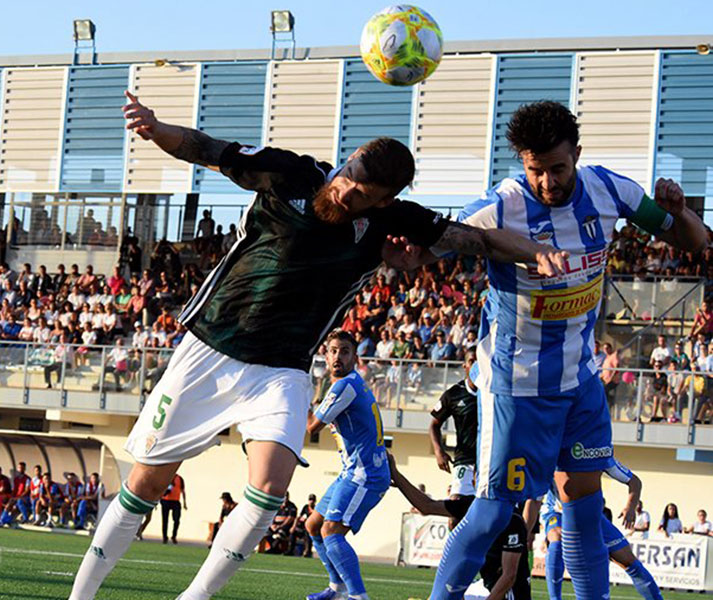 Chus Herrero despejando en balón