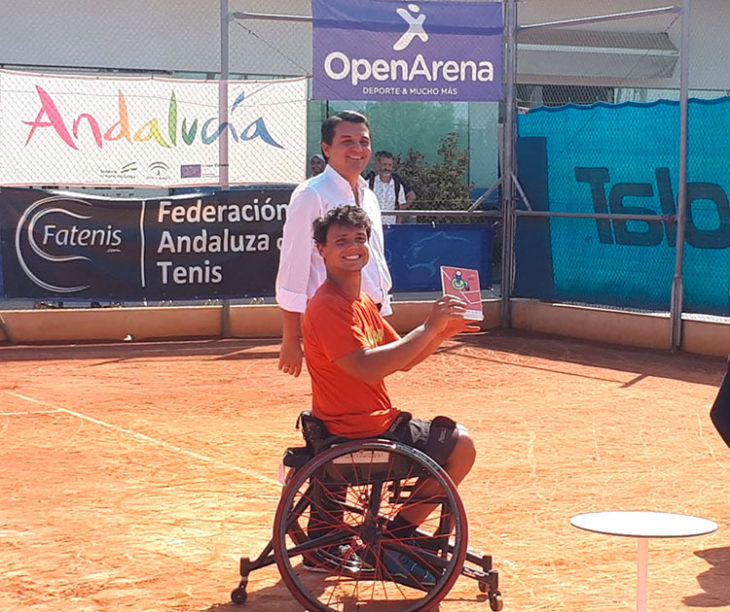Cisco García recibiendo el trofeo de campeón de manos del alcalde de Córdoba, José María Belllido