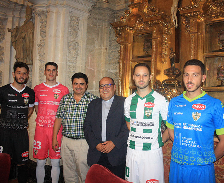 El canónigo portavoz del Cabildo Catedral, José Juan Jiménez, junto al presidente del Córdoba Futsal, José García Román, y los cuatro jugadores del plantel que presentaron las nuevas camisetas: Manu y David Leal, Gonzalo y Cristian