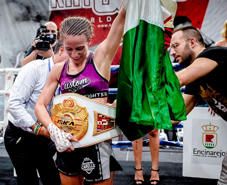 Cristina Morales celebrando su nuevo cinturón mundial de kick boxing en Encinarejo