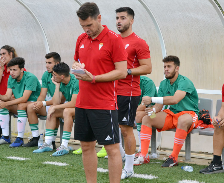 Diego Delgado tomando notas contra el Xerez. Autor: Javier Olivar