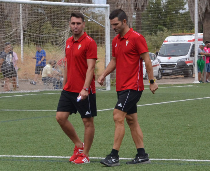 Diego Delgado abandonando el campo con la compañía del segundo entrenador, Andrés Armada. Foto: Javier Olivar