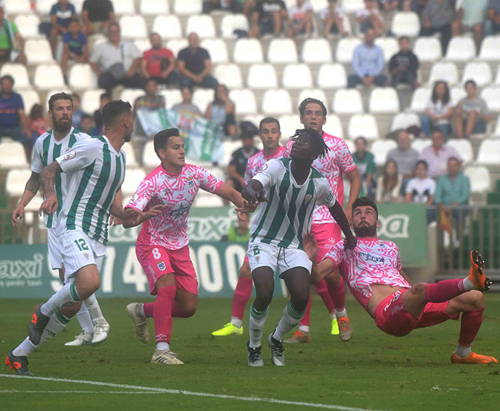 Djetei hizo un inocente penalti a los veinticinco segundos de su debut en El Arcángel