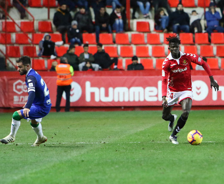 Djetei tras cortar un balón ante un rival jugando con el Nástic