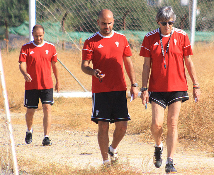 Enrique Martín abandonando la abandonada Ciudad Deportiva junto a su cuerpo técnico