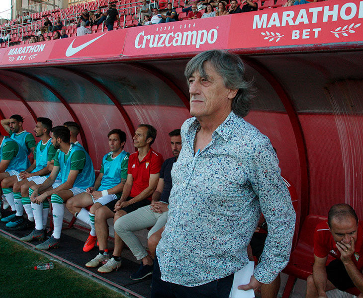 Enrique Martín en el banquillo cordobesista en la Ciudad Deportiva del Sevilla