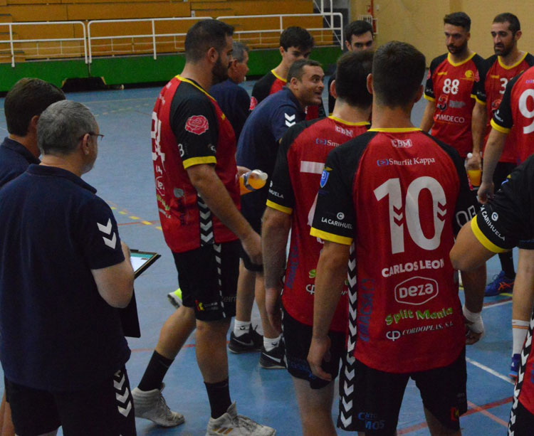 Escribano arengando a sus jugadores. Foto: Cajasur CBM