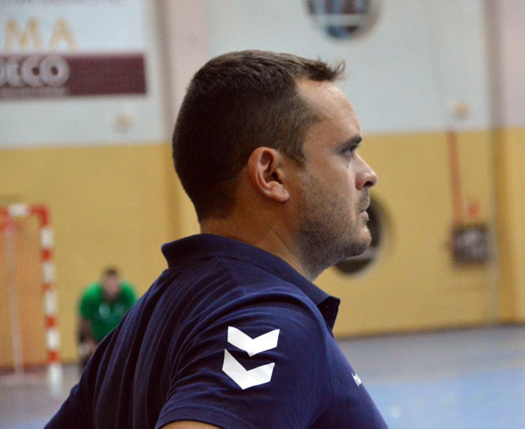 Jesús Escribano siguiendo a los suyos. Foto: Cajasur CBM