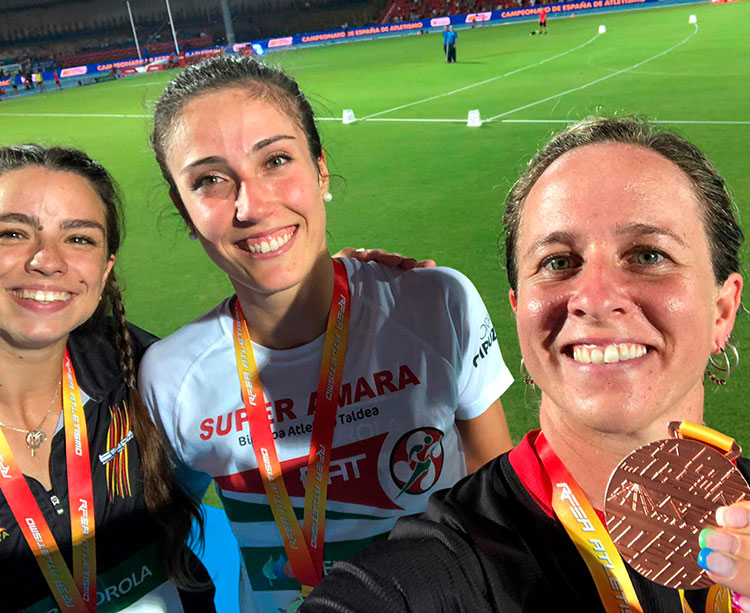 Exultante. Fani Fortes muestra su medalla de bronce junto a Teresa Errandonea y Alba Manzano, sus compañeras en el podio