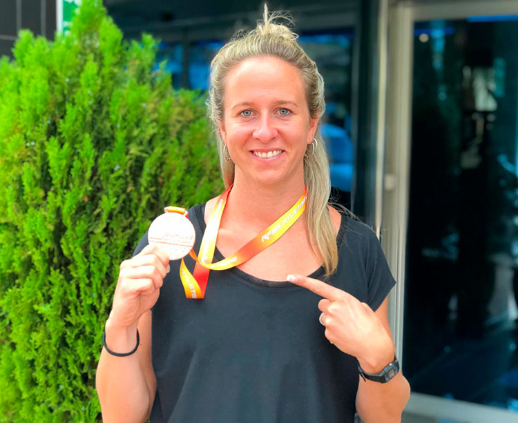 Fani Fortes señalando su increíble medalla lograda en tierras alicantinas