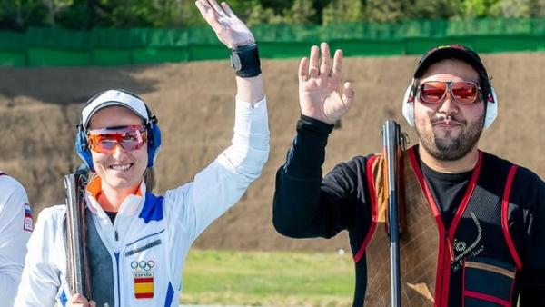 Fátima Gálvez saludando tras lograr el oro continental junto a Alberto Fernández