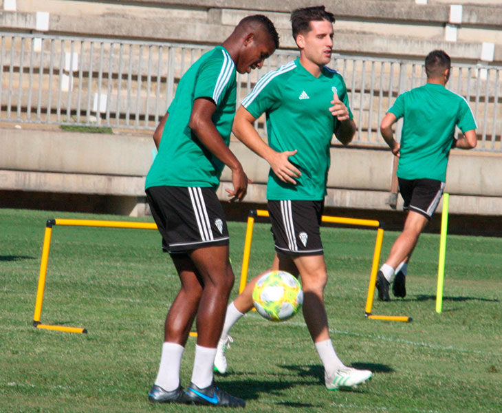 Fidel Escobar tocando la pelota junto a Juanto Ortuño