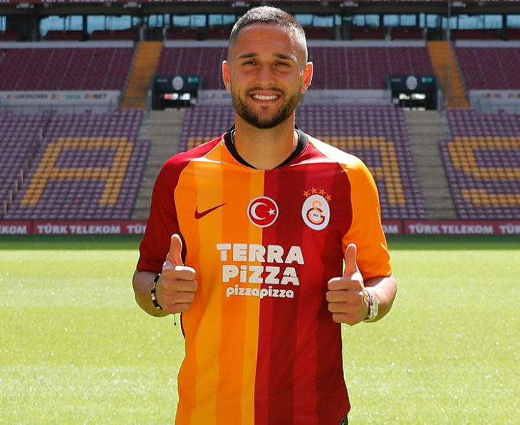 Florin con su nueva camiseta, la de Galatasaray