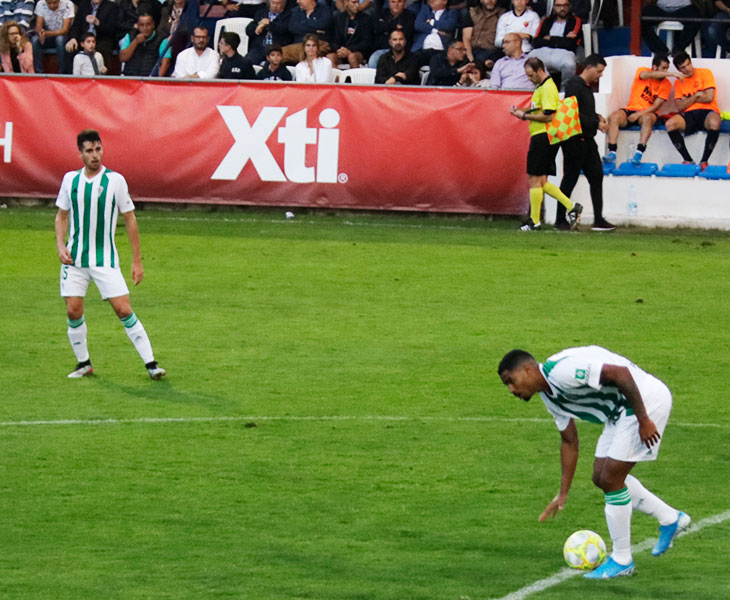 Gabriel Novaes colocando el balón en el centro del campo tras marcar su primer gol como cordobesista