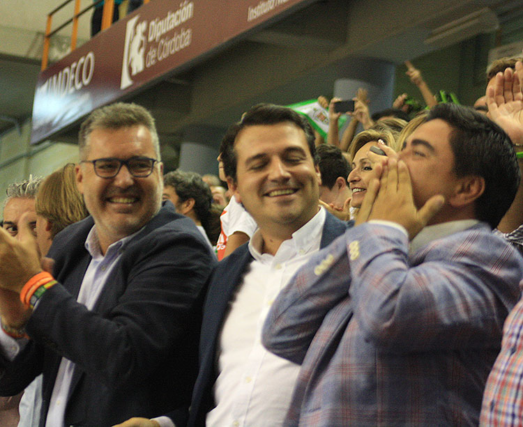José García Román lanza un beso al aire junto al alcalde, José María Bellido, y el presidente del IMDECO, Manuel Torrejimeno, tras lograr el primer triunfo de su club en la Primera División