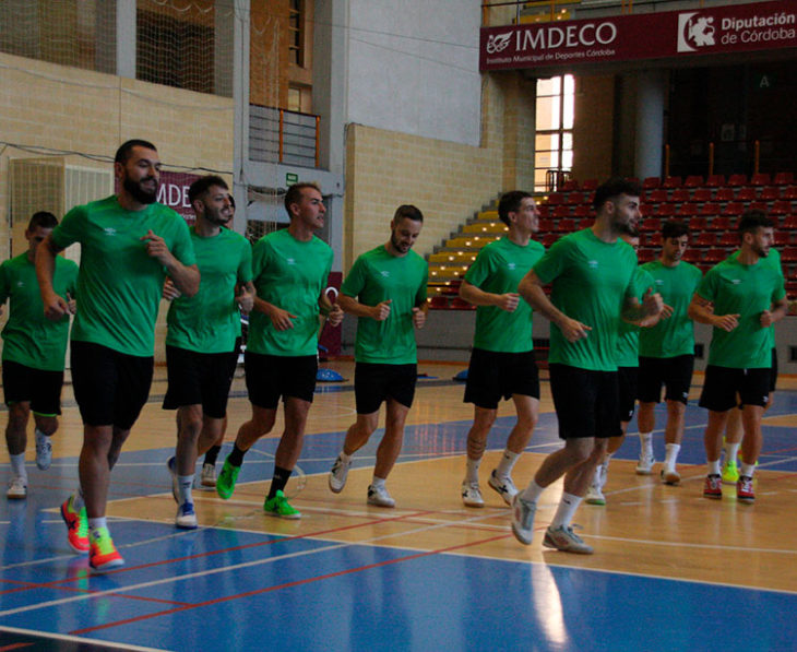 La plantilla del Córdoba Futsal empezando a calentar en el entreno matinal de este miércoles
