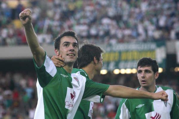 Guzmán Casaseca celebrando su gol con la grada de El Arcángel, con Javi Flores y Asen al fondo