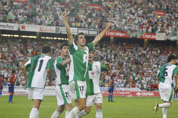 Guzmán Casaseca celebrando su gol con la grada de El Arcángel con Javi Flores a sus espaldasGuzmán Casaseca celebrando su gol con la grada de El Arcángel con Javi Flores a sus espaldas