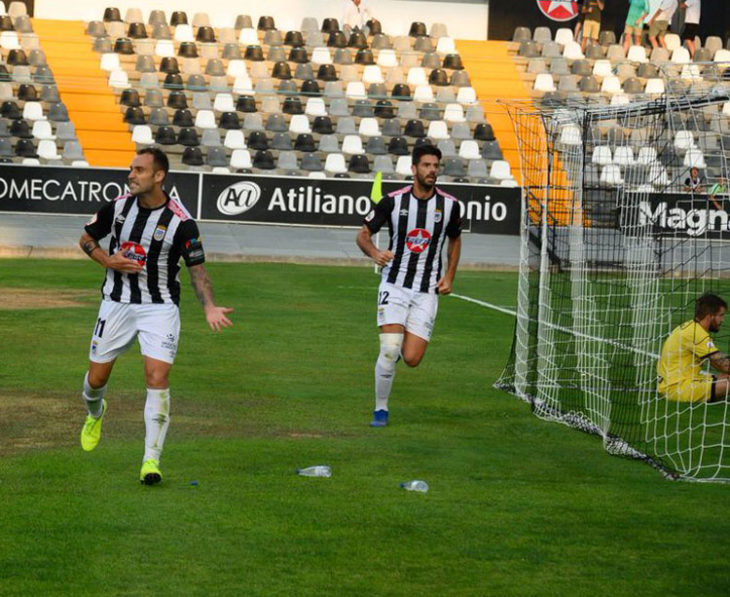 Los jugadores blanquinegros celebrando un tanto. Foto: CD Badajoz