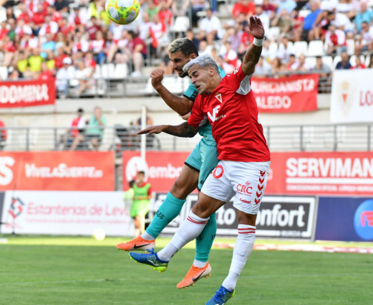 Un jugador grana lucha un balón aéreo ante otro del Algeciras. Foto: Real Murcia