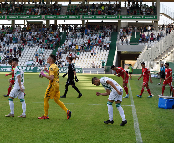 Javi Flores encabezando la salida al terreno de juego del Córdoba ante el Real Murcia con Isaac Becerra y Fernández a sus espaldas