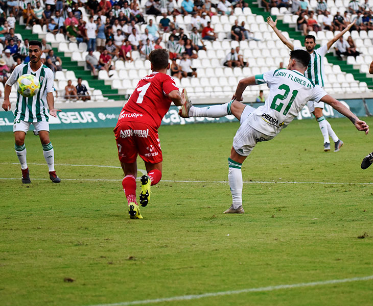 Javi Flores pasando el balón, con Antonio Moyano al fondo, en la jugada final en la que debió llegar la sentencia