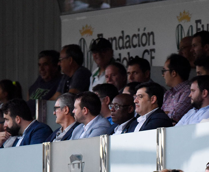 Jesús León en el palco de El Arcángel ante el Real Murcia, donde se llevó una sonora pita al principio del partido mientras sonaba el himno