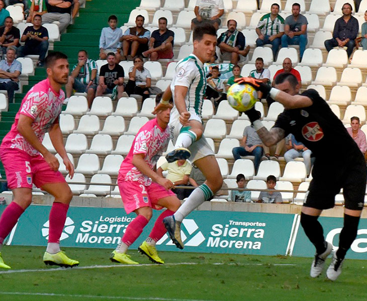 Juanto Ortuño intentando arrebatar el balón al meta del Badajoz