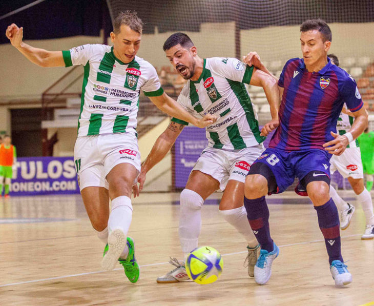 Koseky y Jesús Rodríguez tapando a un granota. Foto: Levante UD