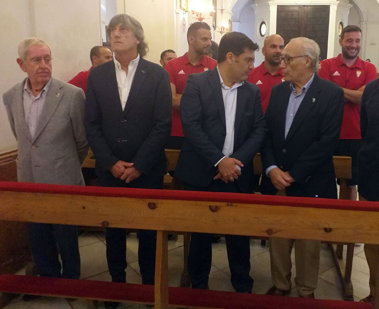 Enrique Martín mirando al cielo con Jesús León a su lado en la reciente ofrenda a San Rafael