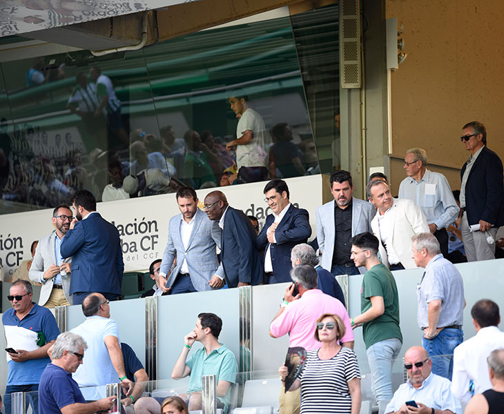 Jesús León en su última aparición en el palco de El Arcángel ante el Real Murcia, con Alberto Mayoral y Pablo Lozano a la izquierda