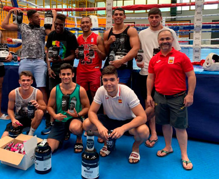 Rafa Lozano con sus pupilos antes de partir hacia Rusia